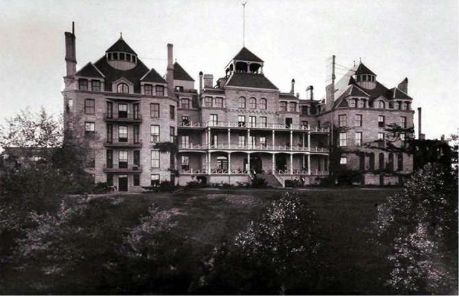 Haunted Hotels in the United States: A Bone-Chilling Guide to the Spookiest Stays_The Crescent Hotel, Arkansas
